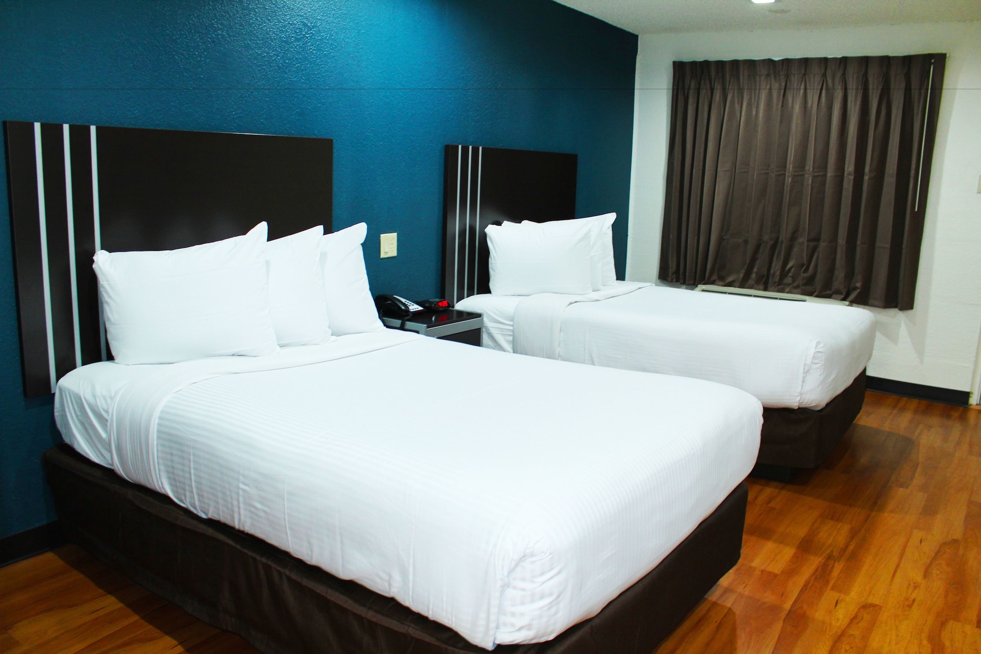STANDARD, 2 DOUBLE BEDS