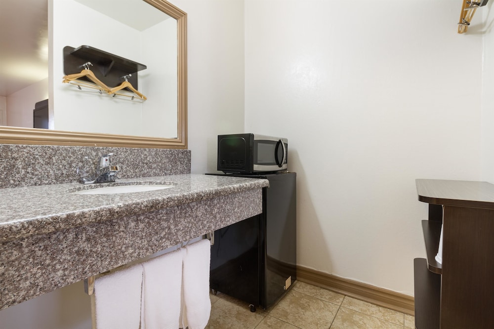 Motel6 Claremont, CA 53/54