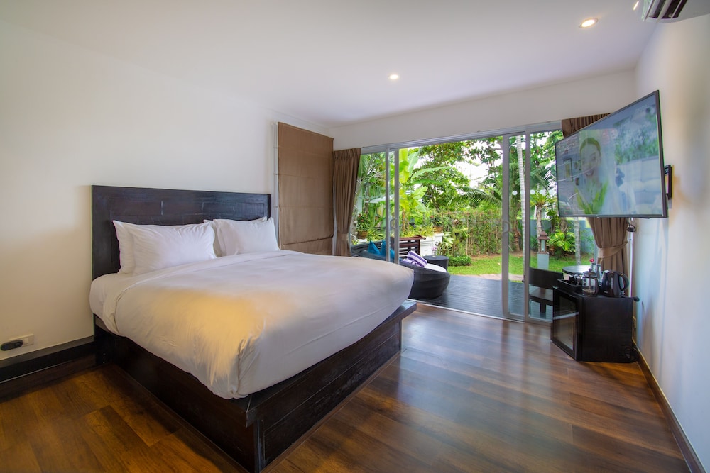 Zara Resort (ex The Privilege Hotel Ezra Royal Beach) 18/80