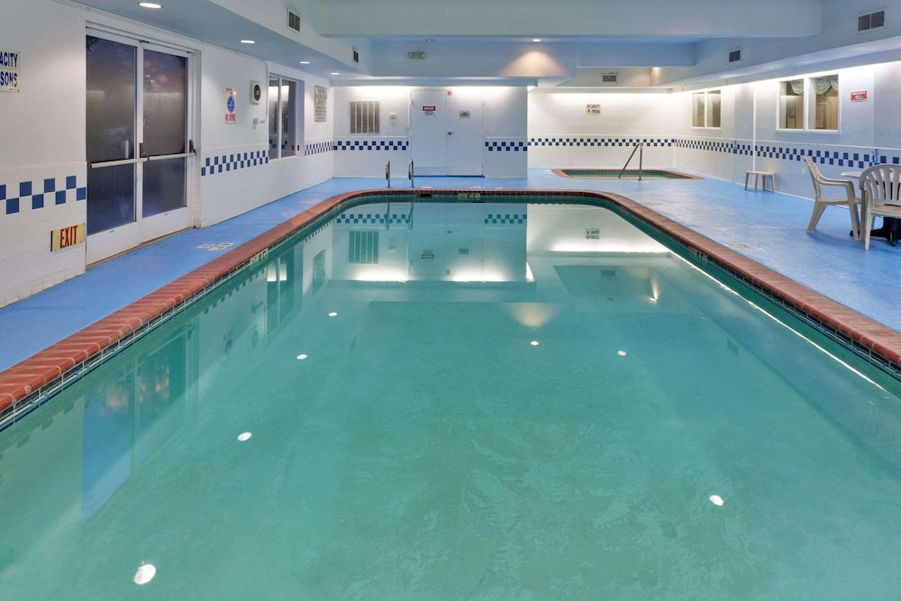 Country Inn & Suites By Radisson Fresno North CA 34/52