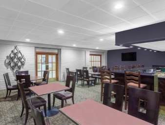 Ramada by Wyndham Fresno North 26/43