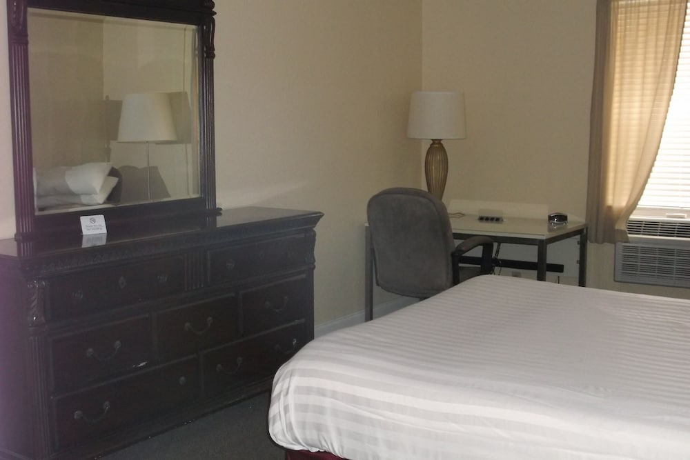 Days Inn & Suites by Wyndham Lake Okeechobee 50/50