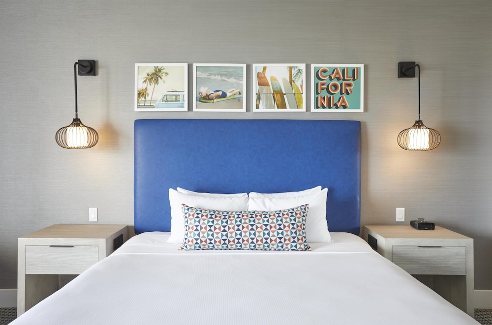 Room, Twin Beds, King Bed, Dolphin Tower, Accessible، The Waterfront Beach Resort, a Hilton Hotel 5/6