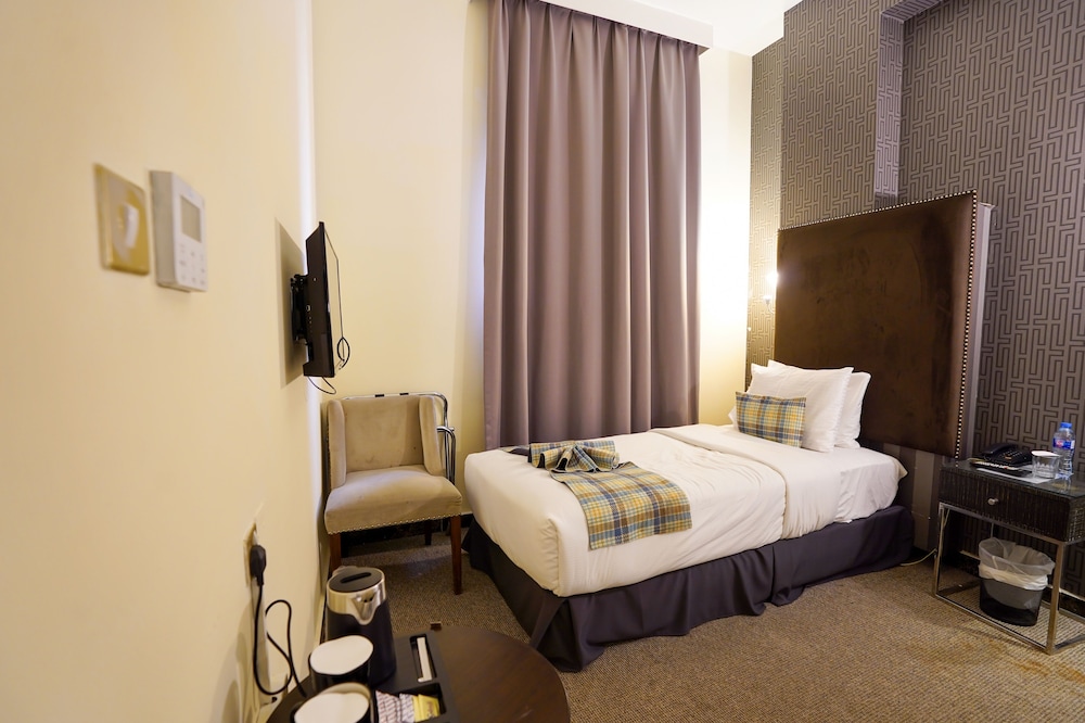MRA Hotel 4/37