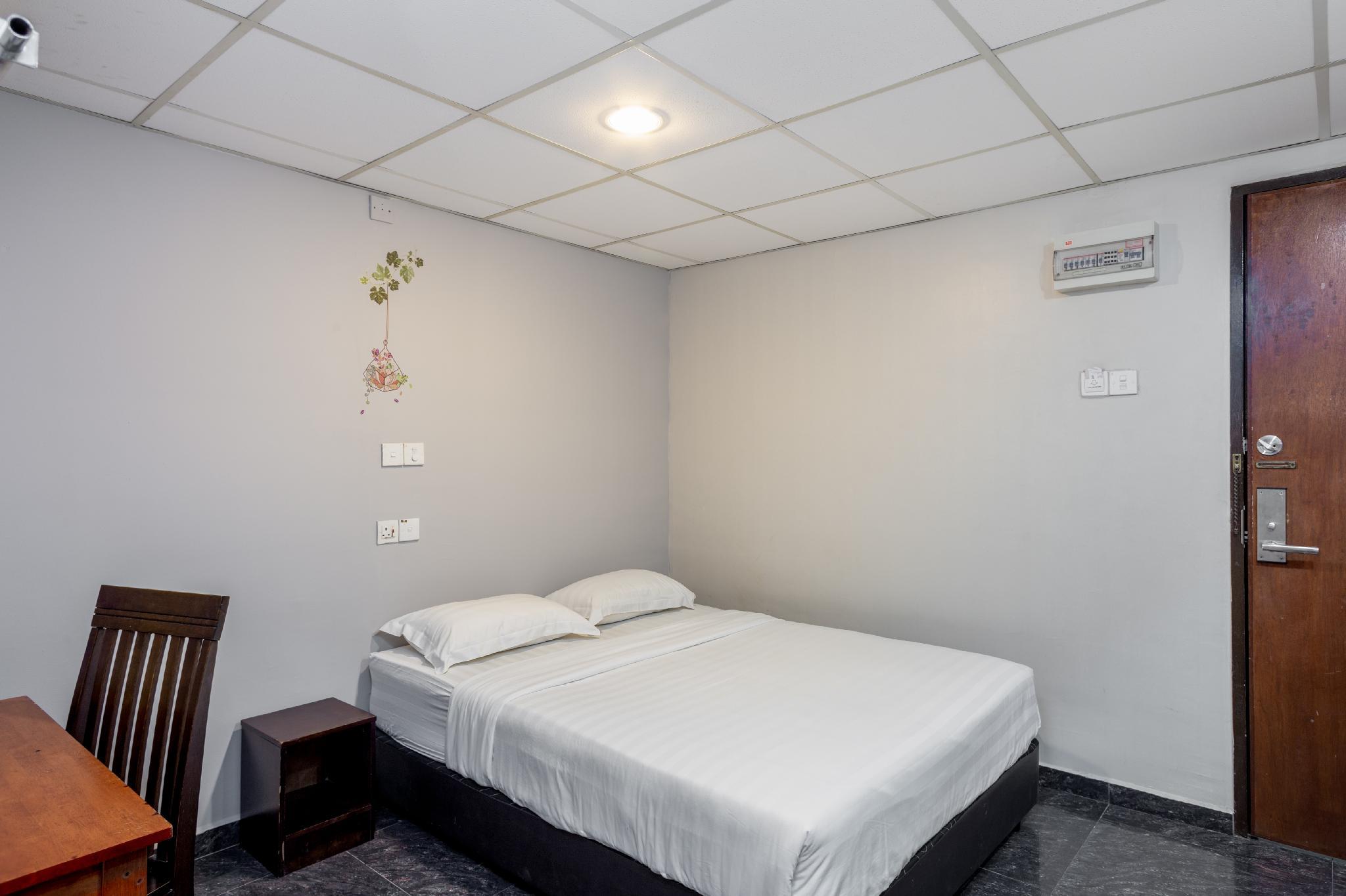 STANDARD, QUEEN BED, NO WINDOW