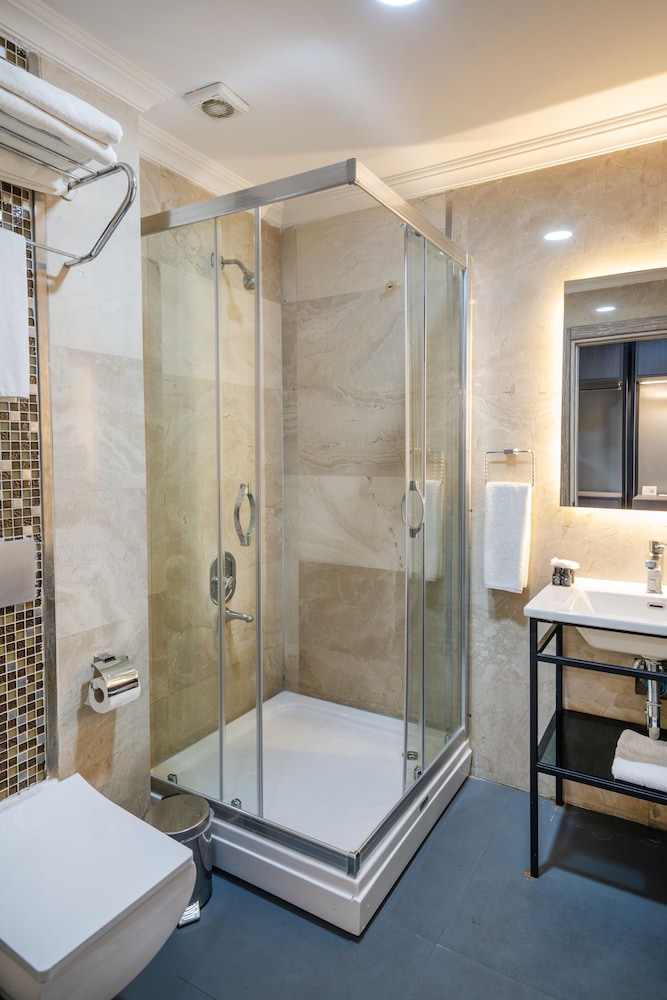Orya Hotel 63/63