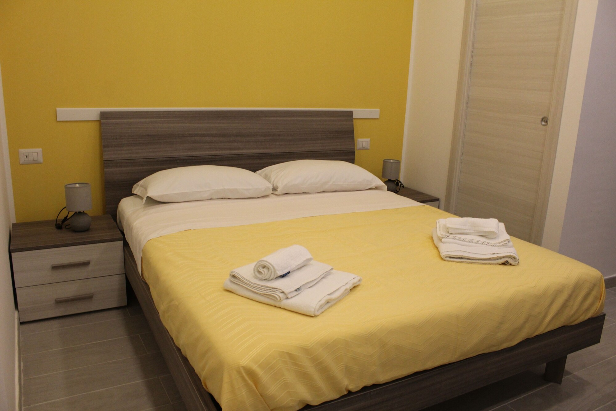ROOM, DOUBLE BED