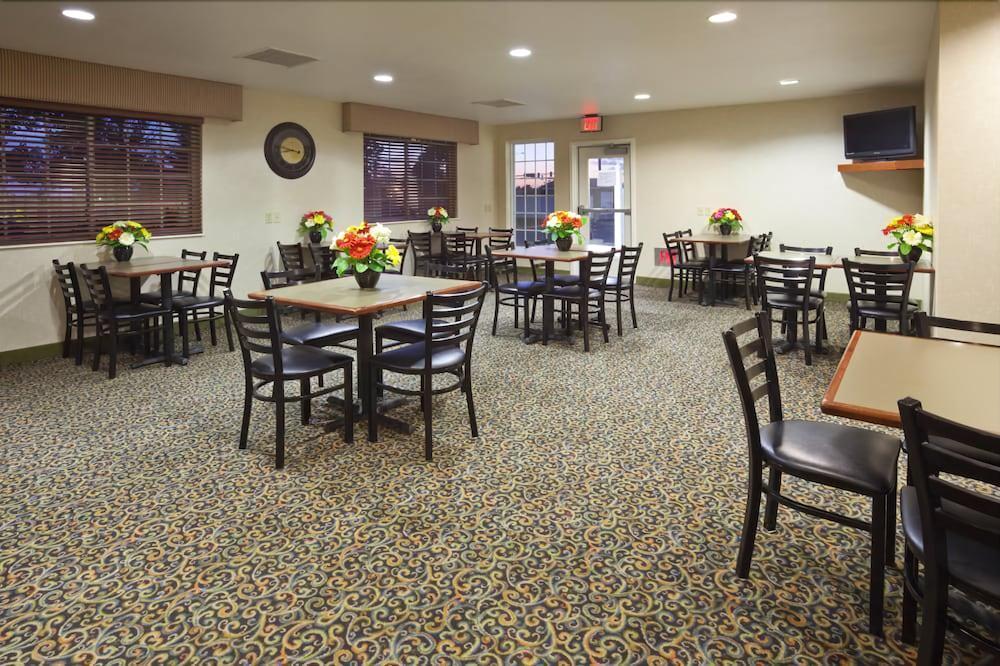 Crossings by GrandStay Inn & Suites 2/4