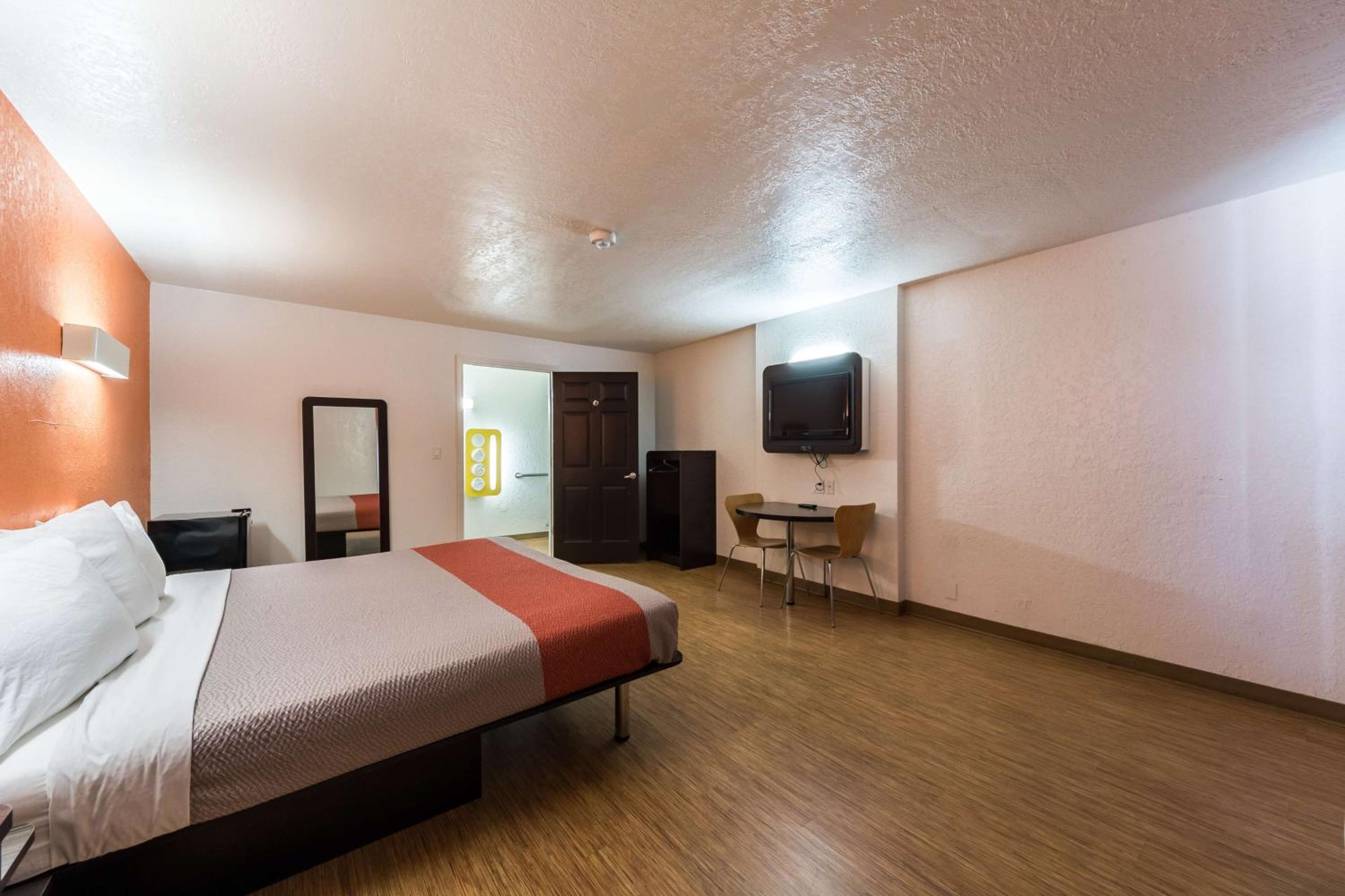 غرفة ديلوكس بسرير كينج، Motel6 Uvalde, TX 4/10