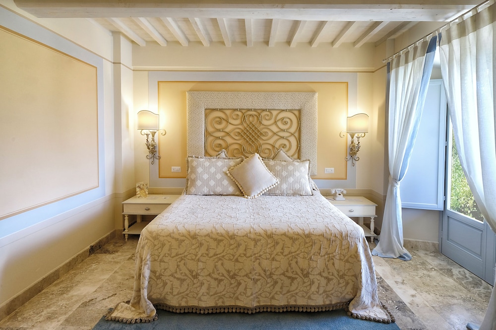 DELUXE, DOUBLE BED
