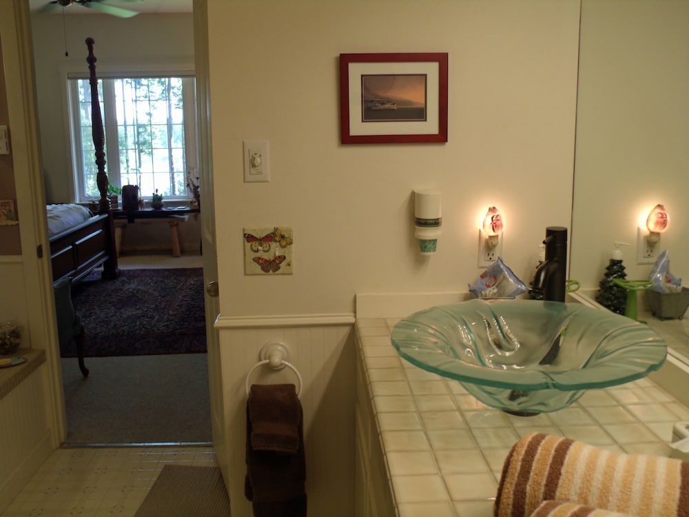 Inn to the Woods Bed and Breakfast 2/33