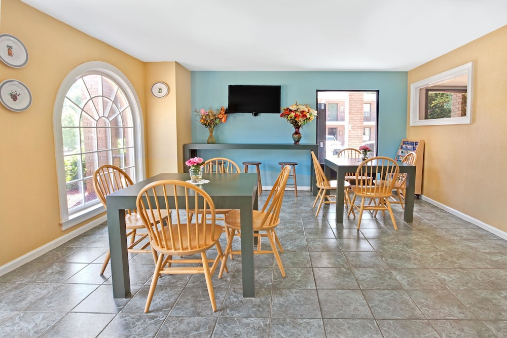 Super 8 by Wyndham Acworth/Atlanta Area GA 24/27