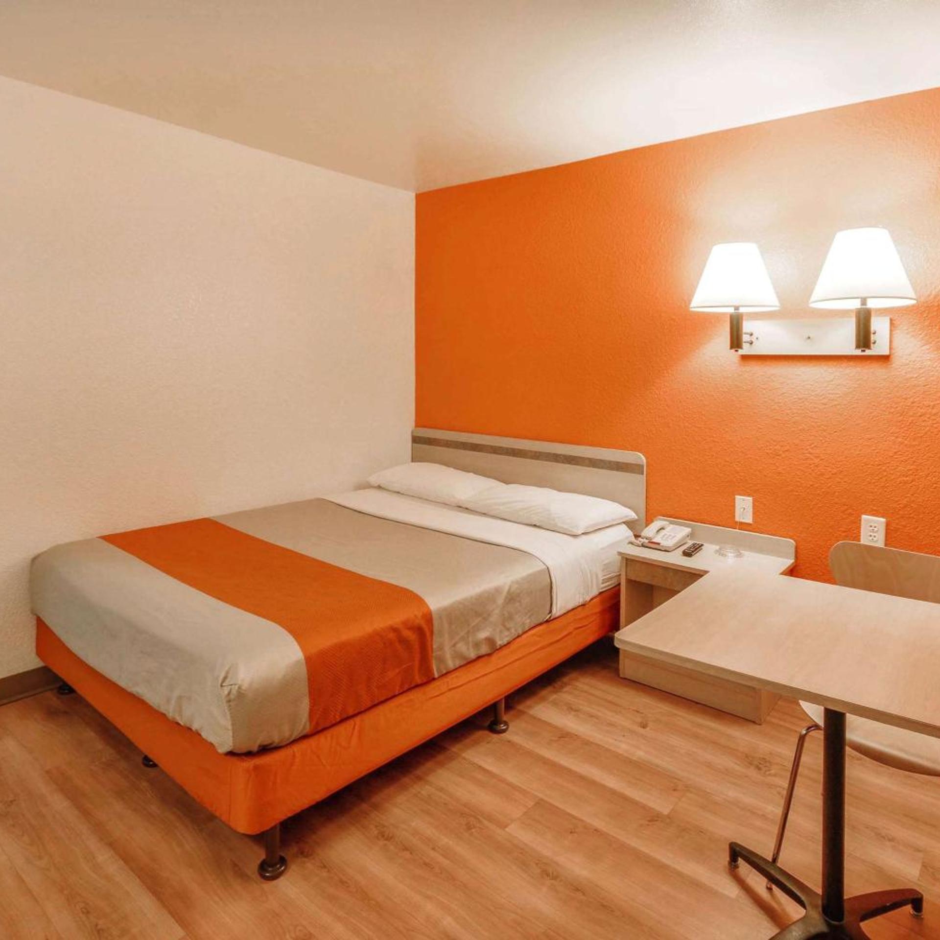 1 Queen Bed - ADA/Tub