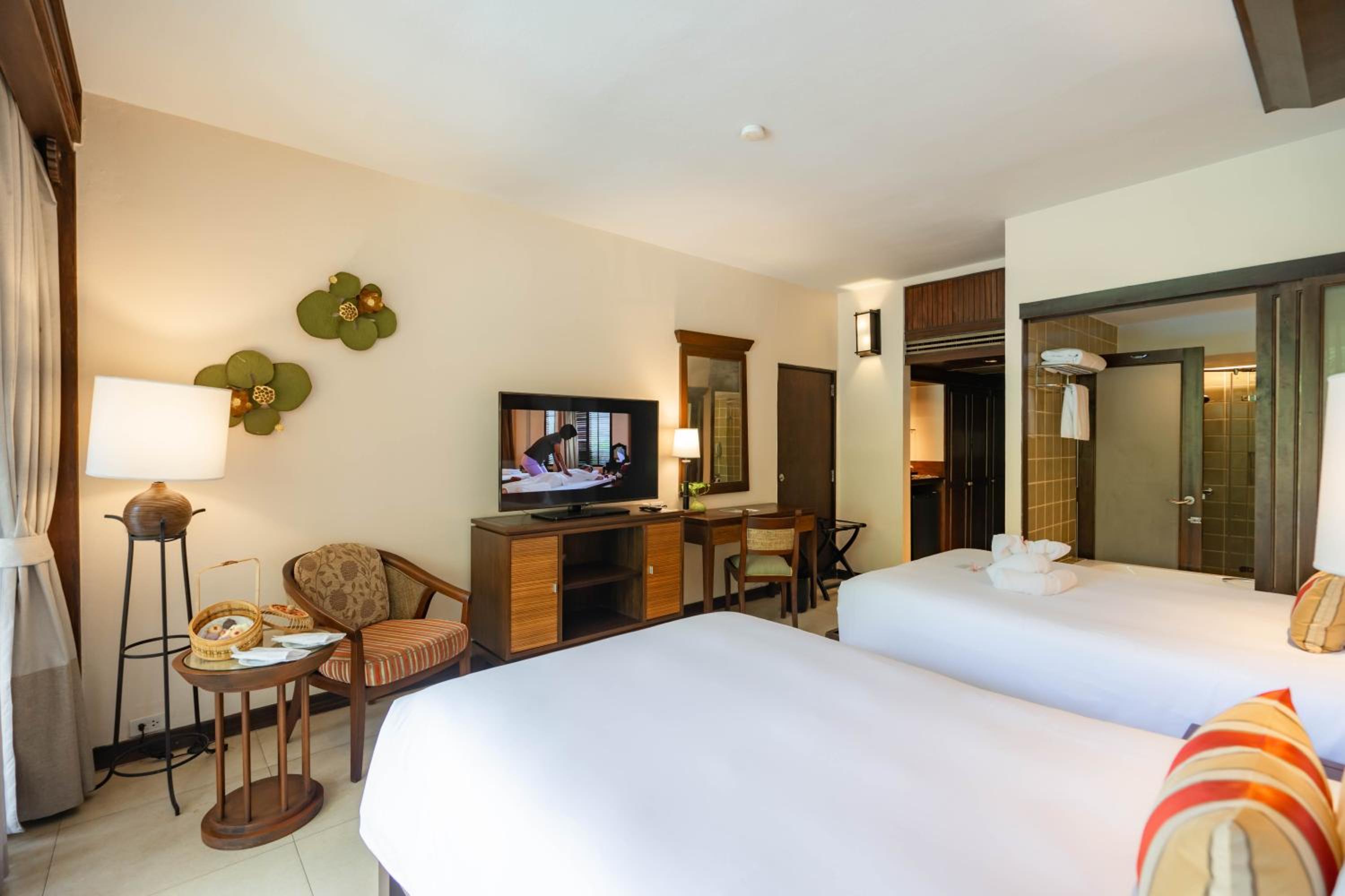 Tropical Deluxe Pool Twin Bed
