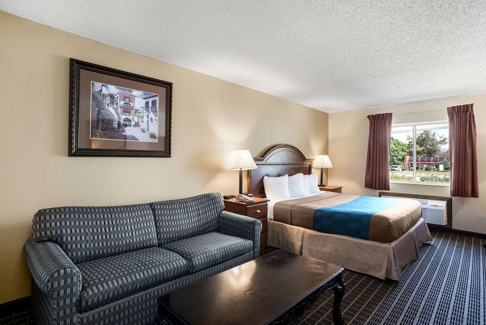 Rodeway Inn Cedar Rapids Westdale 17/27