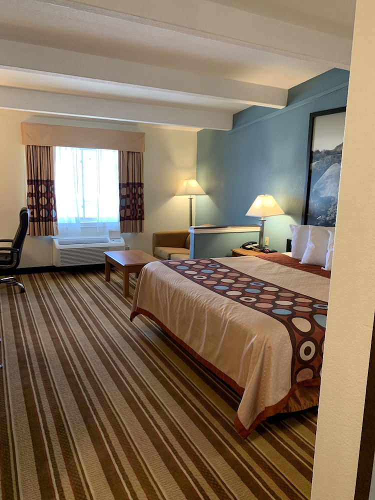 Super 8 by Wyndham Beaumont I-10 South/College St 15/60