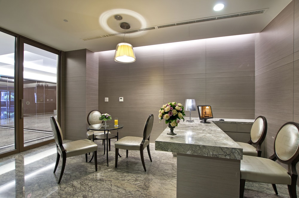 CHECK inn SELECT Taichung Dadun 28/48