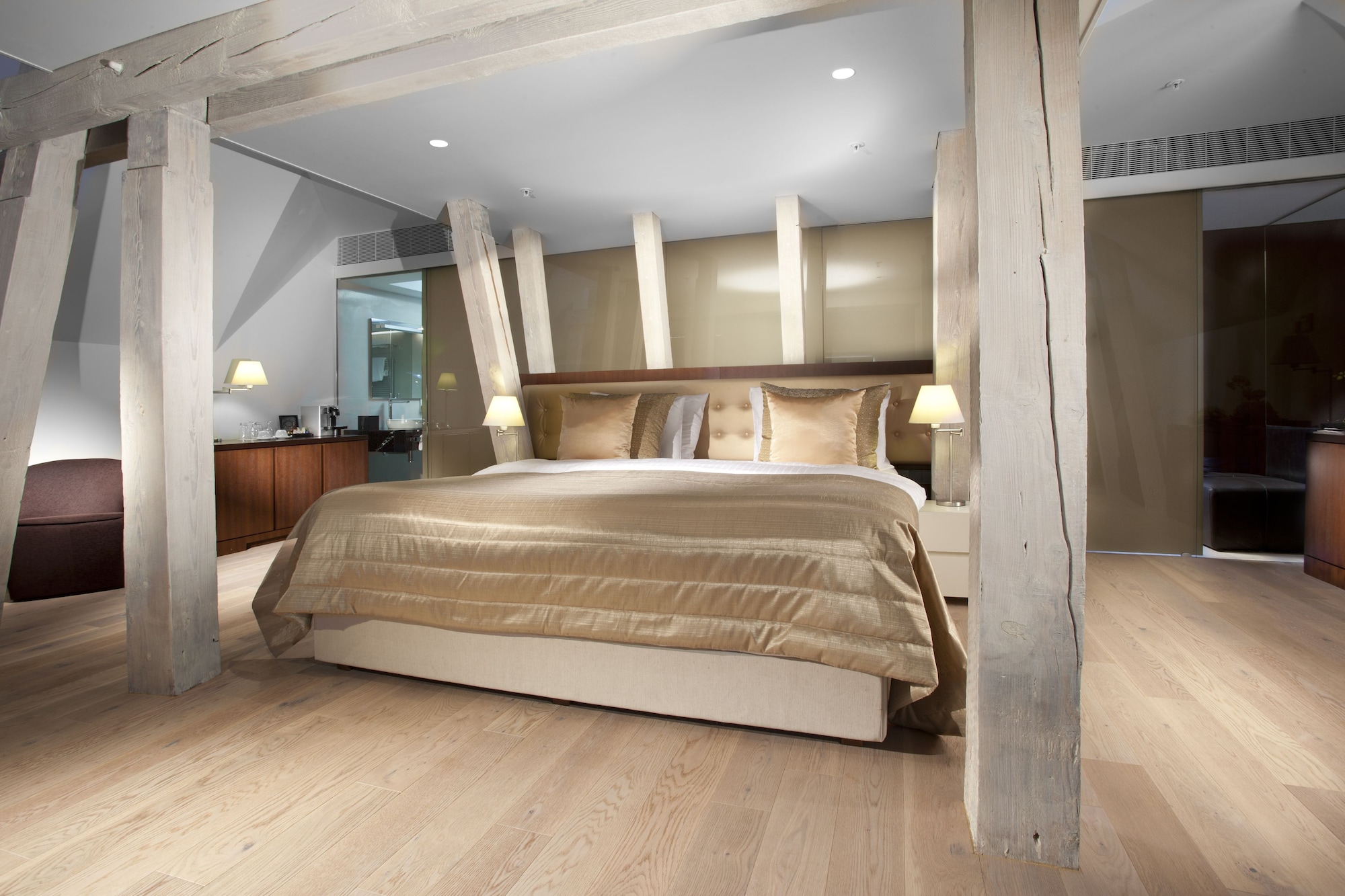 DUPLEX, TOWER, SUITE, EXECUTIVE LOUNGE ACCESS
