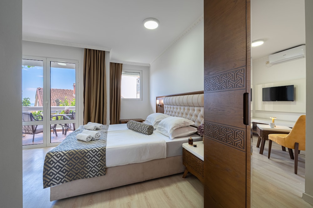 Hotel Adrovic 17/74