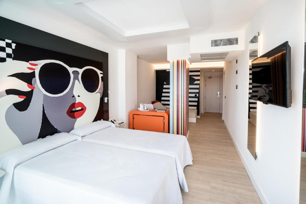 غرفة سوبيريور بسرير مزدوج بإطلالة على المسبح بحوض استحمام، Thb Naeco Ibiza - Adults Only 7/9