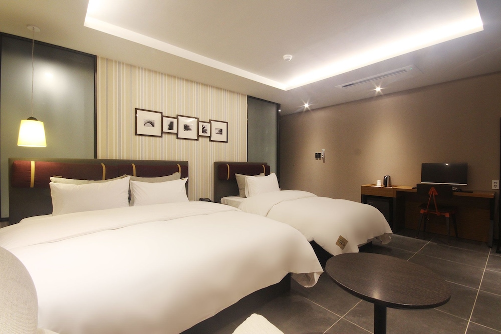 DELUXE, TWIN BEDS