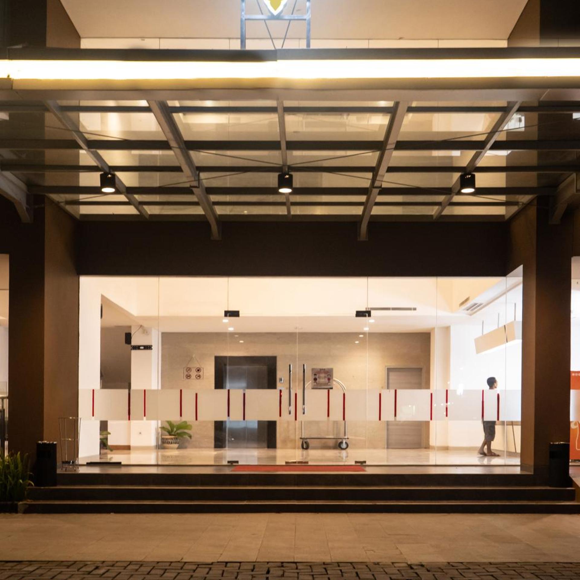 Lynn Hotel Serang 8/43