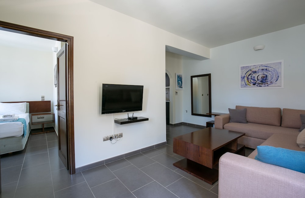 KRINOS SUITES HOTEL 24/50