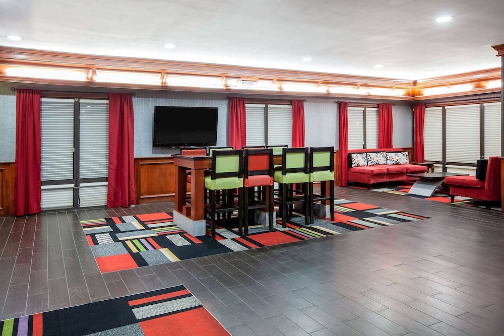 Days Inn & Suites by Wyndham Tyler 10/22