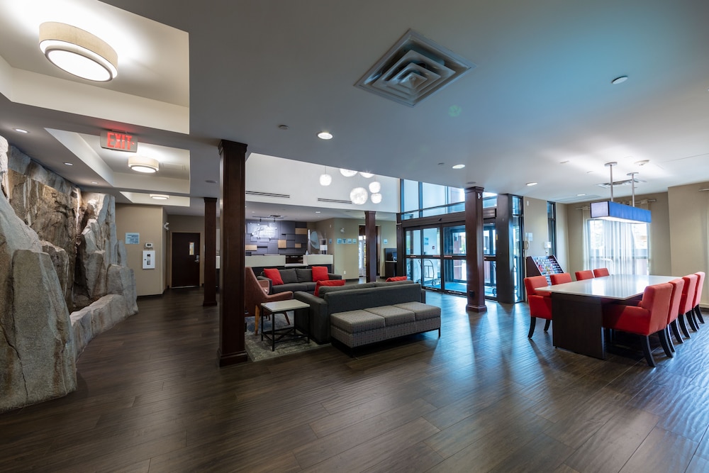 Holiday Inn Express Suites Riverport 56/76
