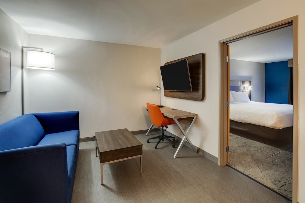 Holiday Inn Express & Suites I-95 Capitol Beltway-Largo 53/57