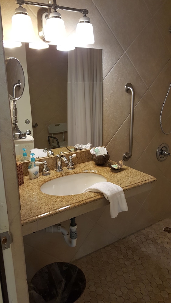 The Caribbean Court Boutique Hotel 80/83