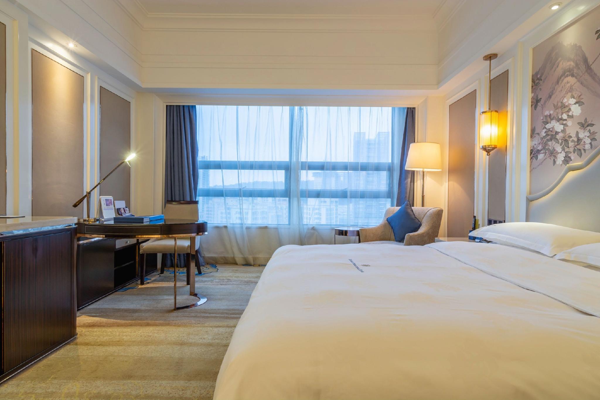 Business, Queen Bed, Street View