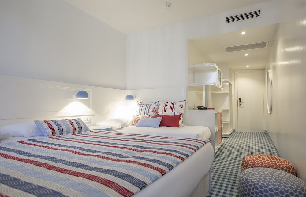 Room, Twin Beds, Park or Courtyard View, Sofa