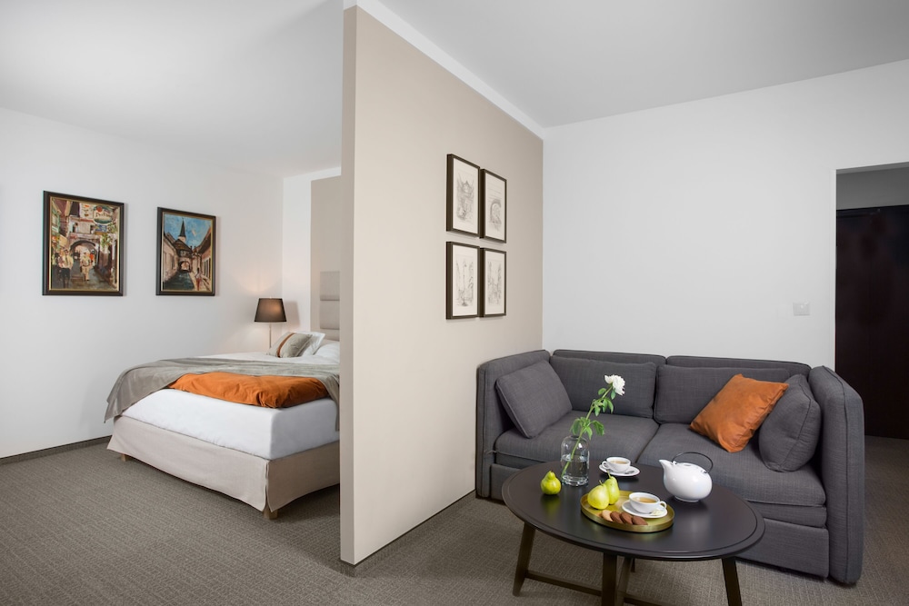 Bristol Hotel 23/52