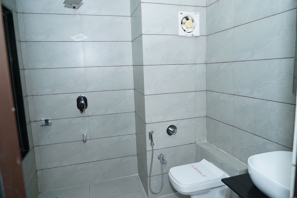 OYO Premium Paldi Cross Road 72/75
