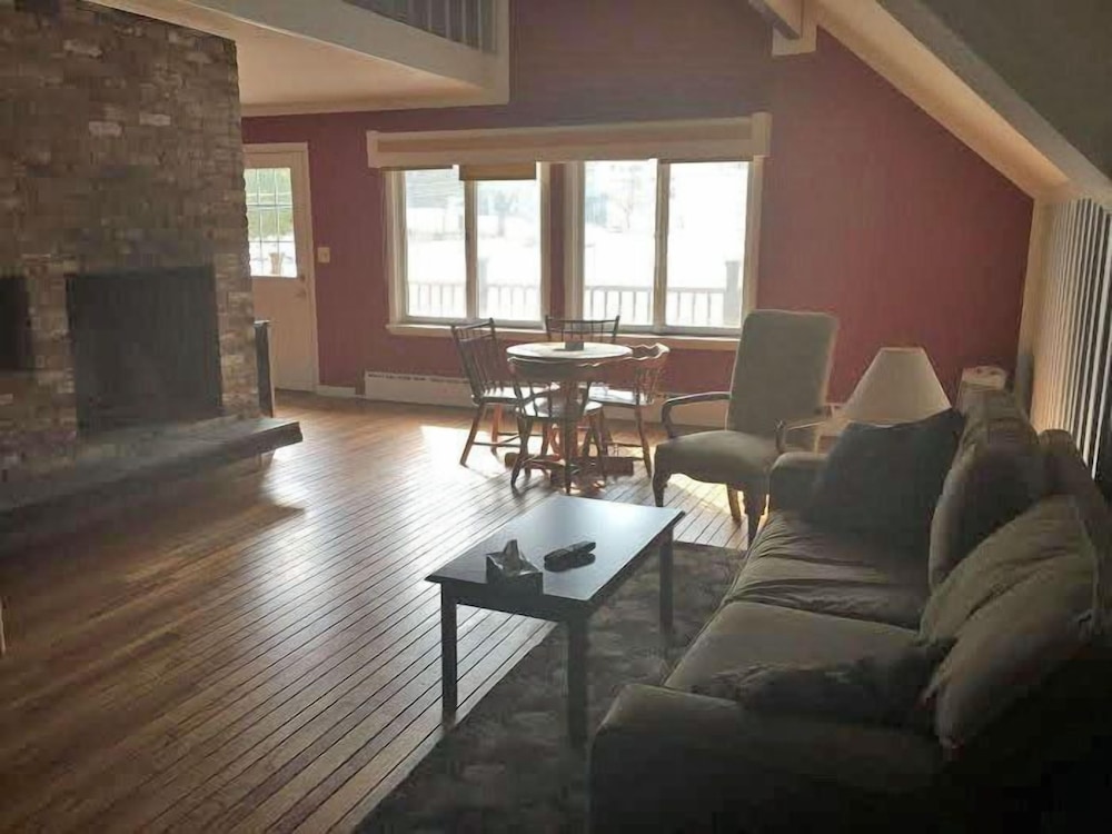 The Upper Pass Lodge at Magic Mountain 19/32