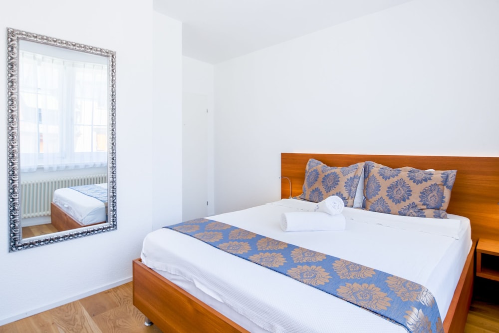 Hotel Old Town 8/25