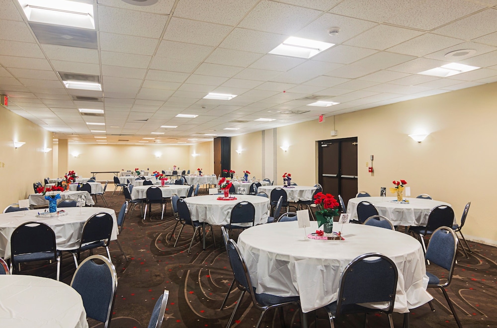 Red Roof Inn and Conference Center Lubbock 24/37