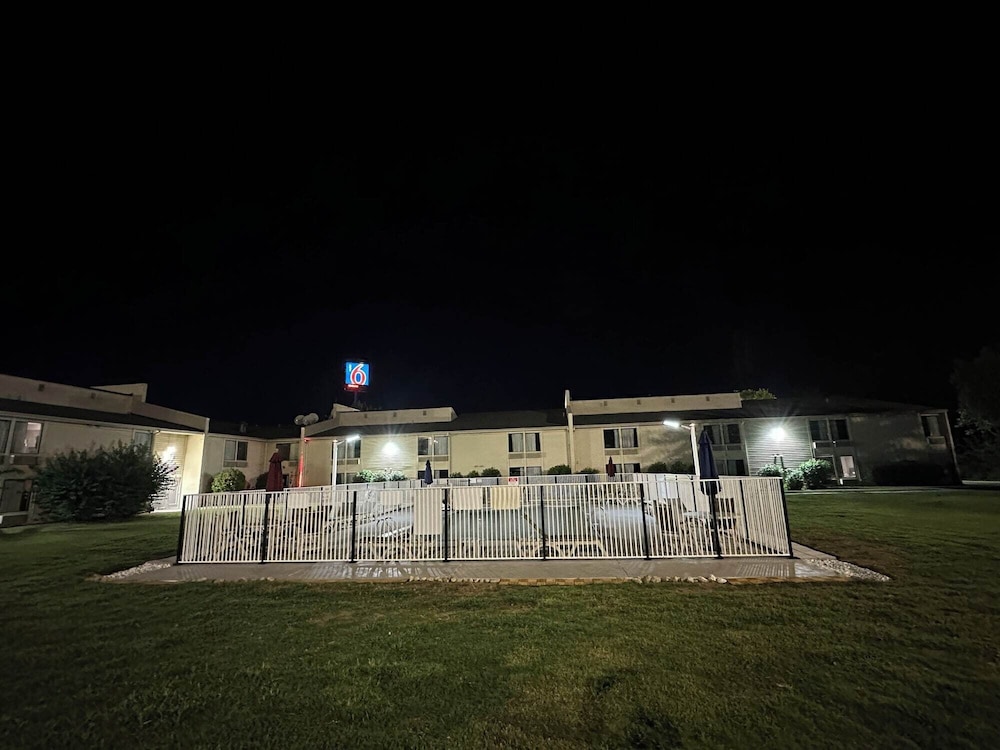 Motel6 Greensboro, NC - Airport 48/49