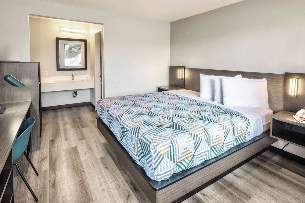 DELUXE, QUEEN BED