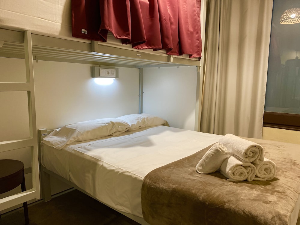ROOM, TRIPLE, SHARED BATHROOM