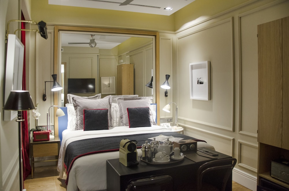 ROOM, STREET VIEW, SMALL