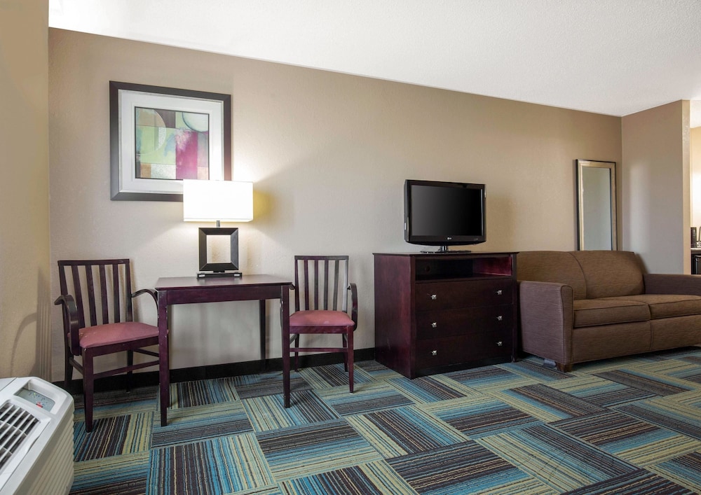 Quality Inn & Suites Arnold St Louis 24/29