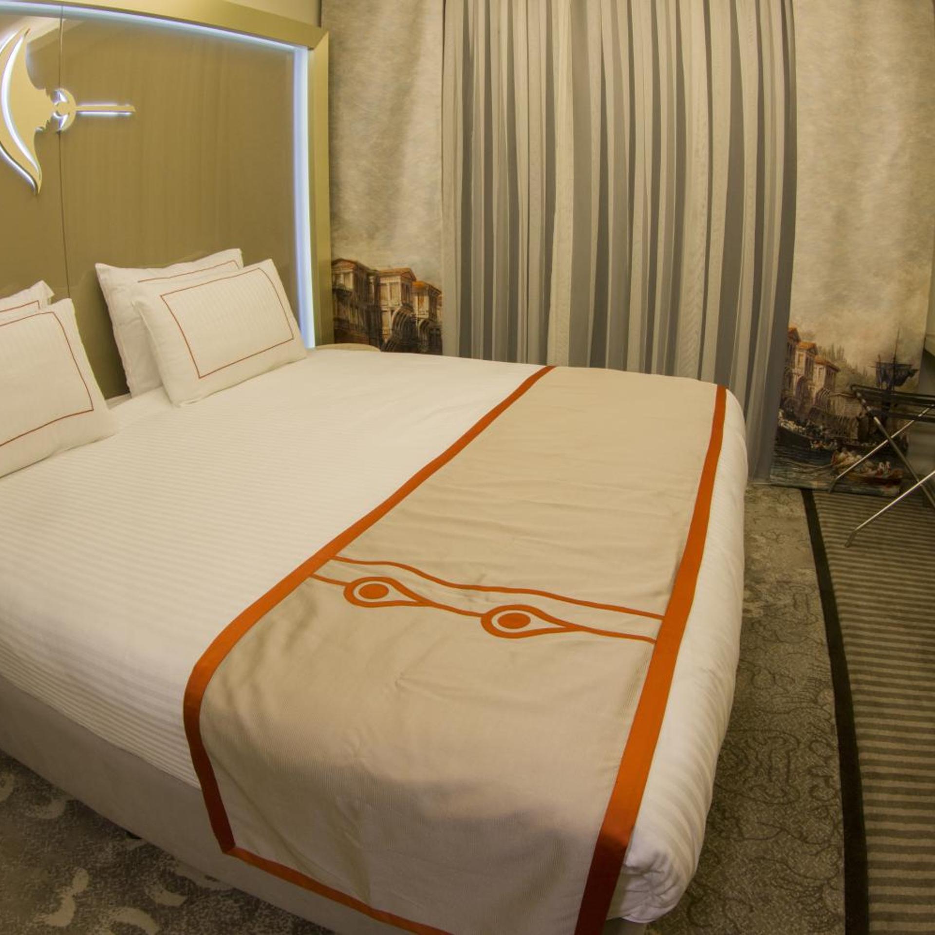 DELUXE, DOUBLE OR TWIN BED, BALCONY, CORNER
