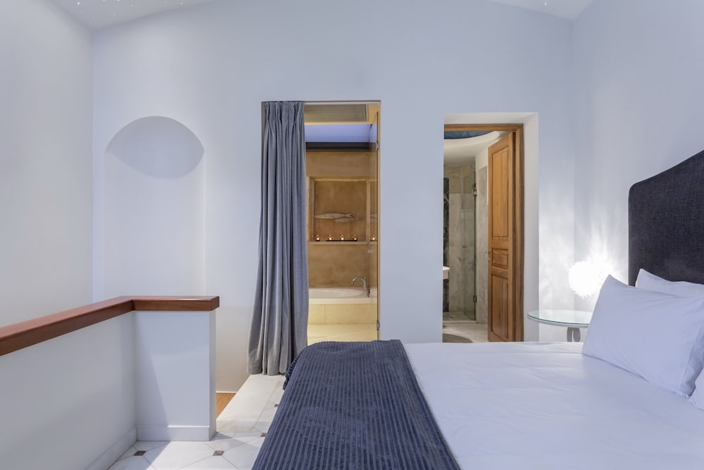 Casa Delfino Suites 12/93