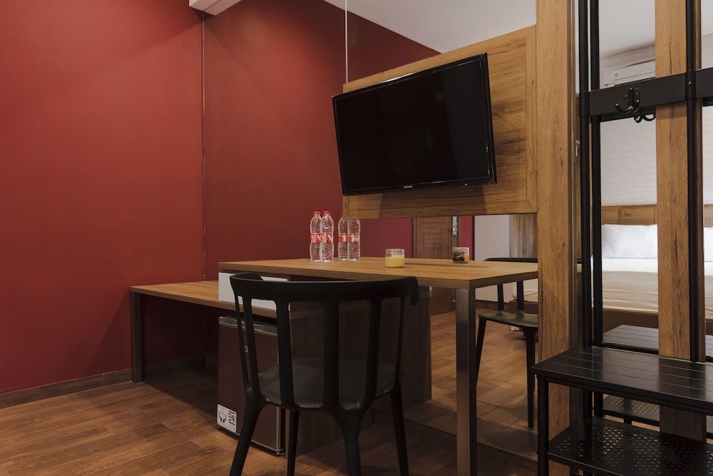 RedDoorz Plus @ CBD Bintaro 45/56