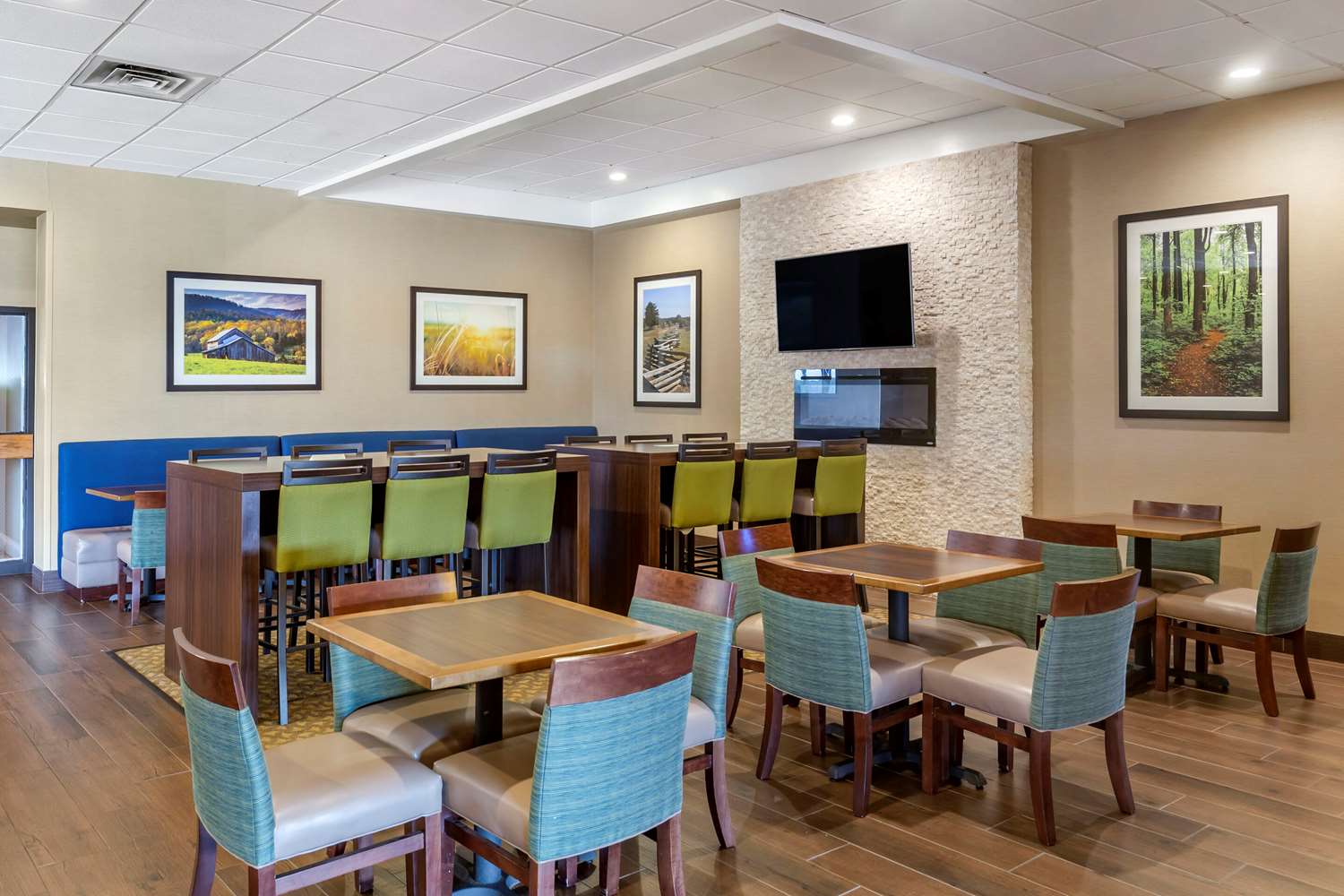 Comfort Inn and Suites Near Danville Mall 24/31