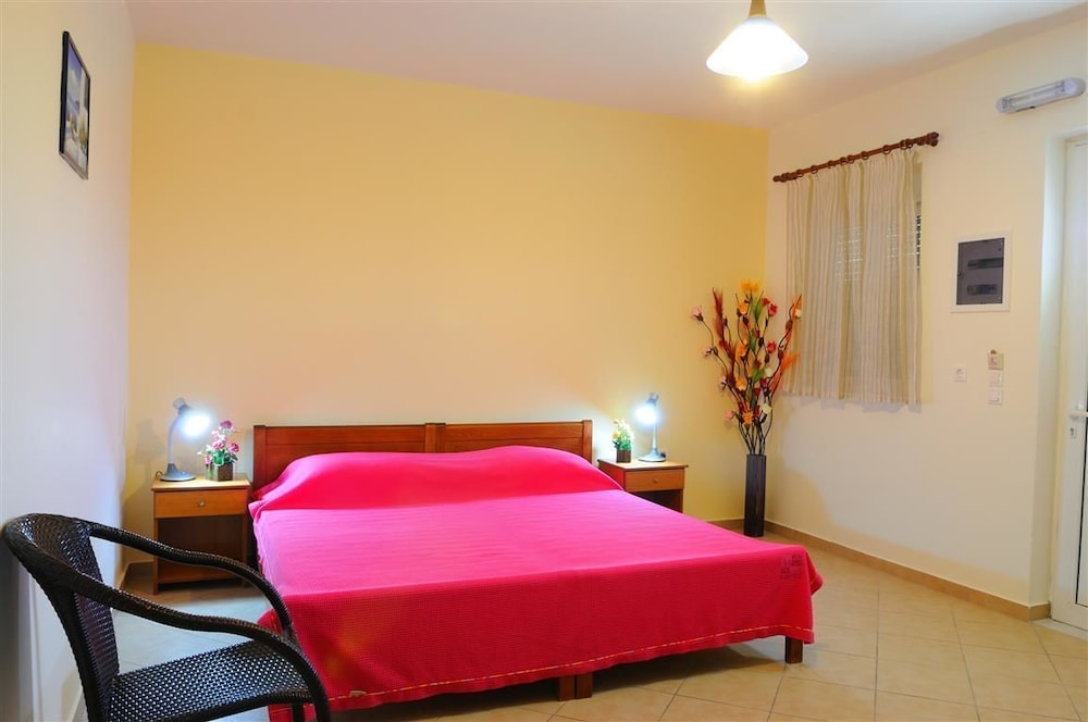 NIKOS 2 STUDIOS AND APARTMENTS 11/25