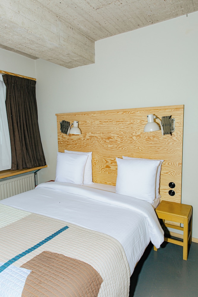 ROOM, DOUBLE BED