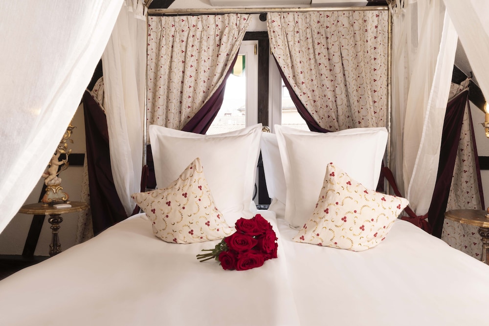 BALDAQUIN, DELUXE, DOUBLE BED